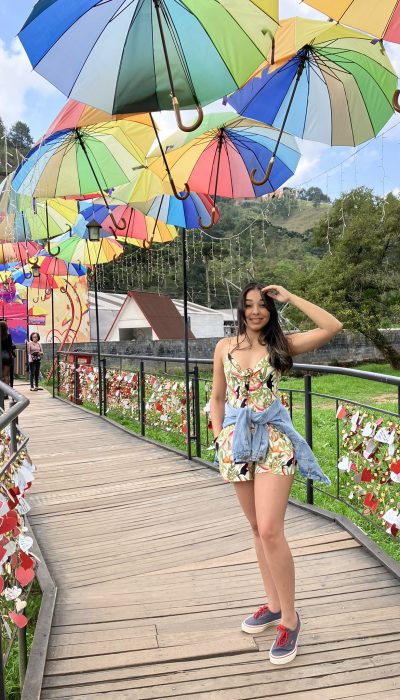 Ponte em Campos do Jordão com cadeados e guardas chuvas decorativos. Gerralmente os turistas tiram fotos.