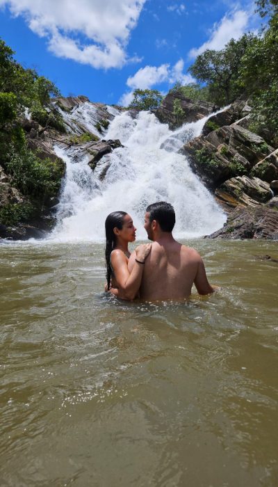 Eu e meu namoraddo dentro da Cachoeira do Lázaro em pirenópolis